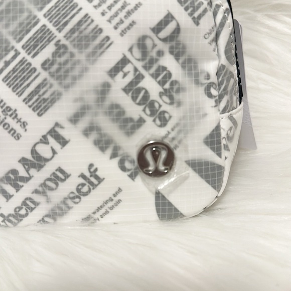73 | Lululemon Everywhere Belt Bag 1L Manifesto Print - Picture 2 of 4